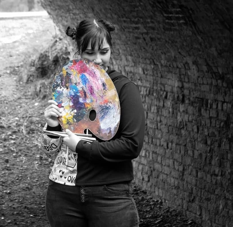 Portret van Nour Chidiac - professionele zwart-wit hoofdfoto met vastberaden uitdrukking