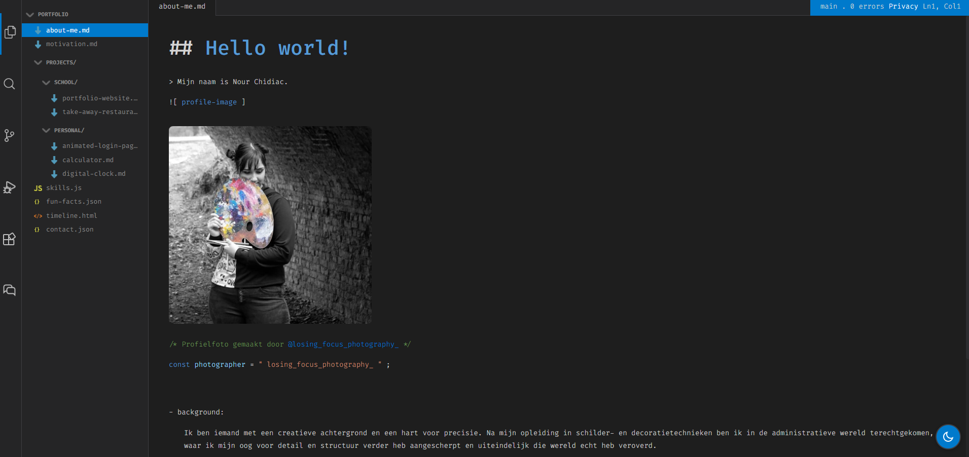 Screenshot van portfolio website homepage met VS Code geïnspireerd ontwerp, sidebar, bestandsnavigatie en syntax-highlighted inhoud